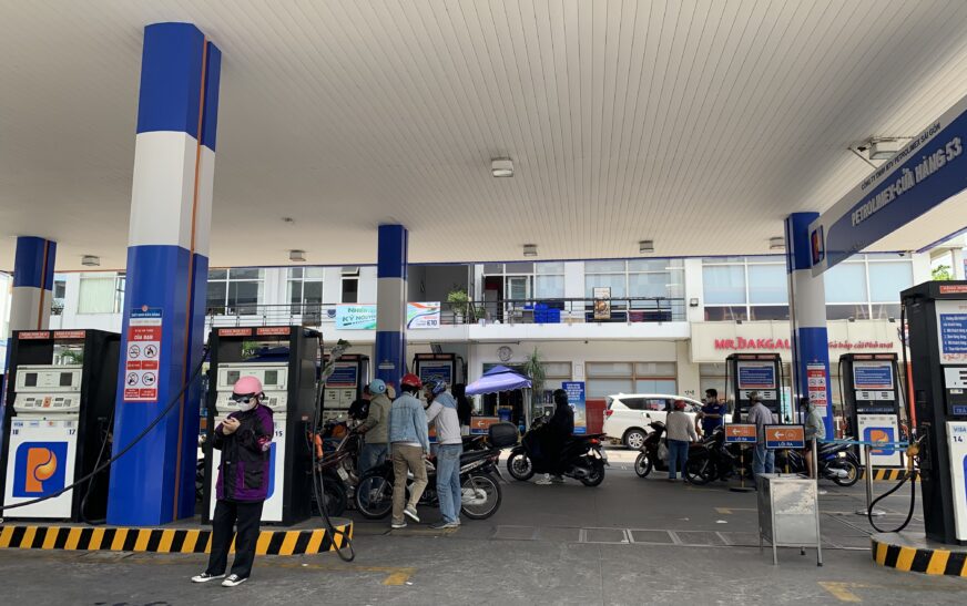 Sang tuần, giá xăng Việt tiếp tục tăng mạnh