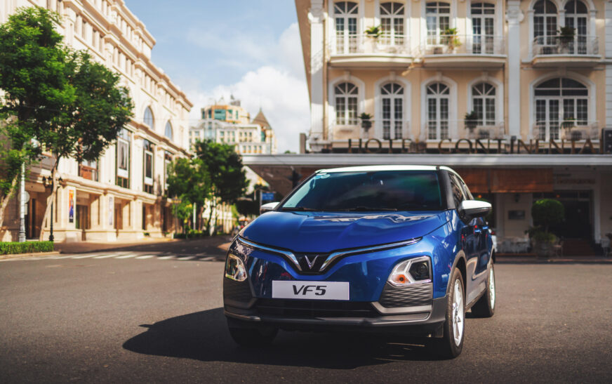 Ô tô điện VinFast trở thành ‘vịnh tránh bão’ chi phí khi giá xăng dầu thế giới phi mã