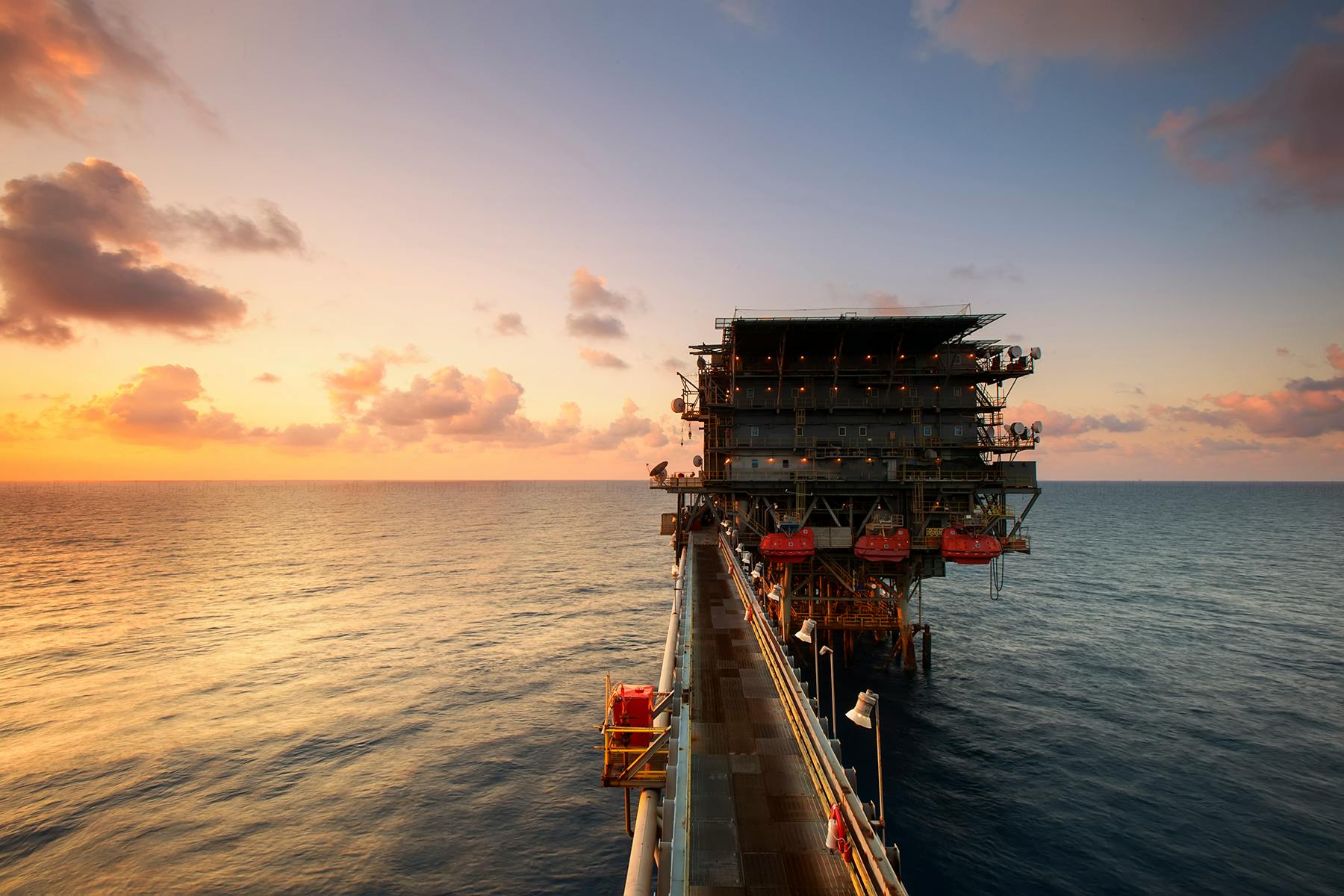 Giá dầu vọt mốc 90 USD/thùng sau vụ tấn công tàu ở eo biển Hormuz và đòn không kích dồn dập từ Mỹ
