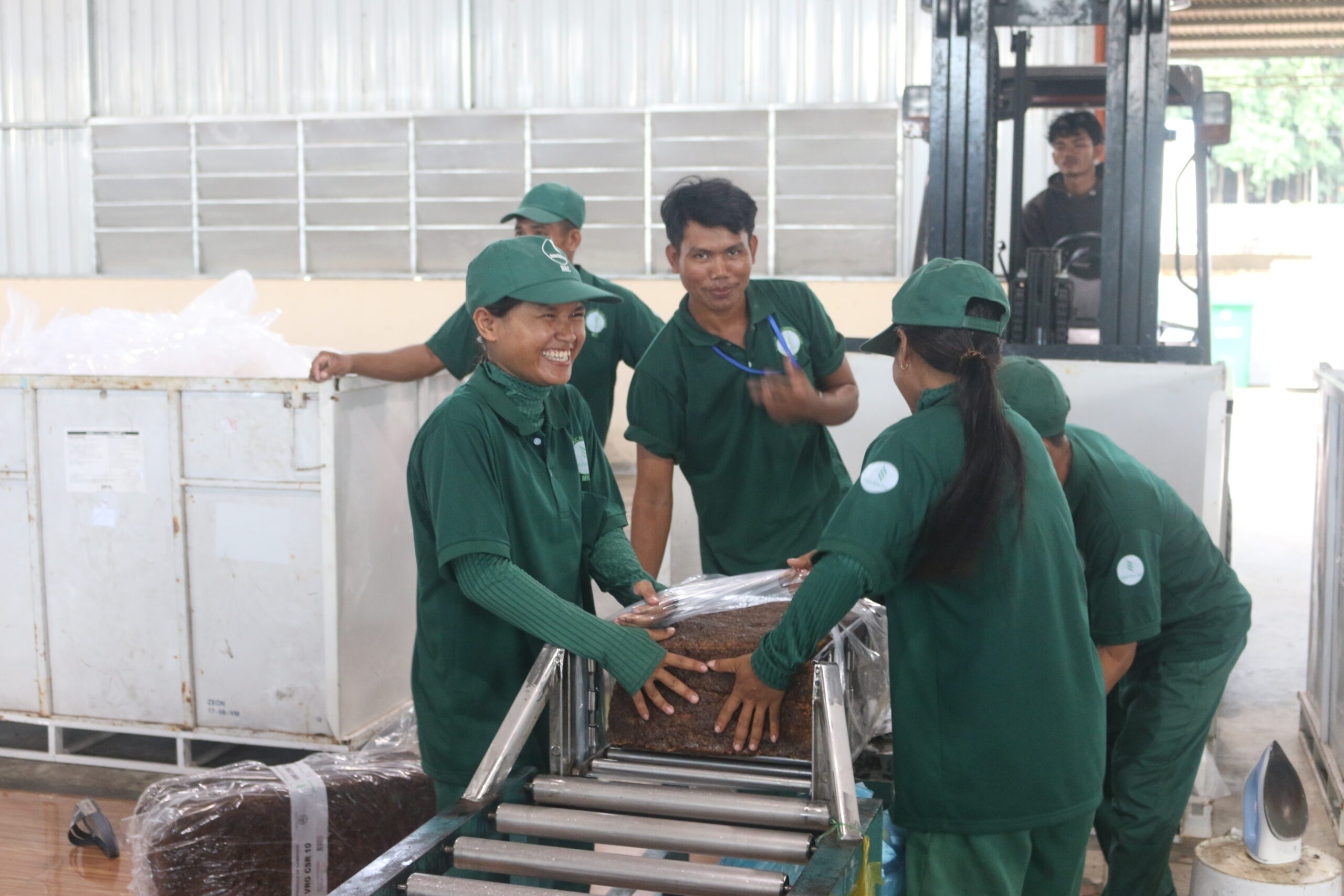 Nữ công nhân ngành cao su bền bỉ và sáng tạo trong kỷ nguyên số