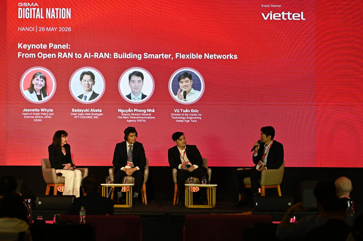 Phiên thảo luận về mạng AI-Native và an ninh mạng do đại diện Viettel trình bày, có hình ảnh slide và khán giả chăm chú