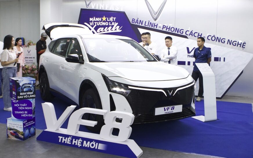 Hình ảnh VinFast VF 8 thế hệ mới với thiết kế mặt ca-lăng đen bóng và dải đèn định vị hình cánh chim đặc trưng