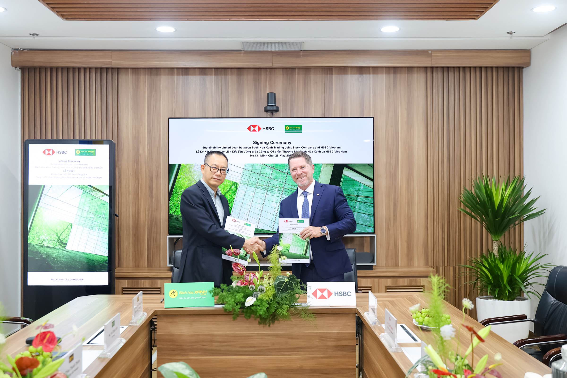 HSBC Việt Nam cung cấp tín dụng thương mại liên kết bền vững cho Bách Hóa Xanh