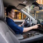 Chủ xe VinFast Limo Green hài lòng với các tính năng thông minh trên màn hình trung tâm