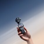 Thiết bị DJI Osmo Pocket 4 Pro mới với ống kính kép được cầm trên tay