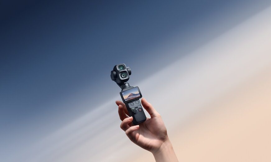 Thiết bị DJI Osmo Pocket 4 Pro mới với ống kính kép được cầm trên tay