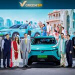 Nhóm người giới thiệu xe GREEN SM LIMO màu xanh ngọc lam tại sự kiện ra mắt sản phẩm.