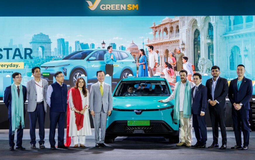 Nhóm người giới thiệu xe GREEN SM LIMO màu xanh ngọc lam tại sự kiện ra mắt sản phẩm.