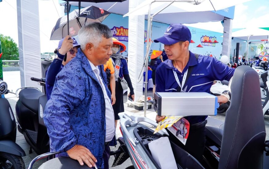 Hàng trăm người An Giang mê VinFast flazz max không giấy phép