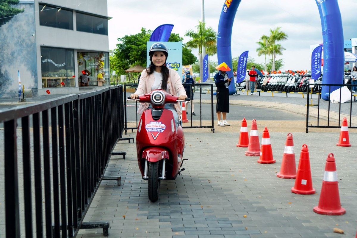 Hàng trăm người An Giang mê VinFast flazz max không giấy phép