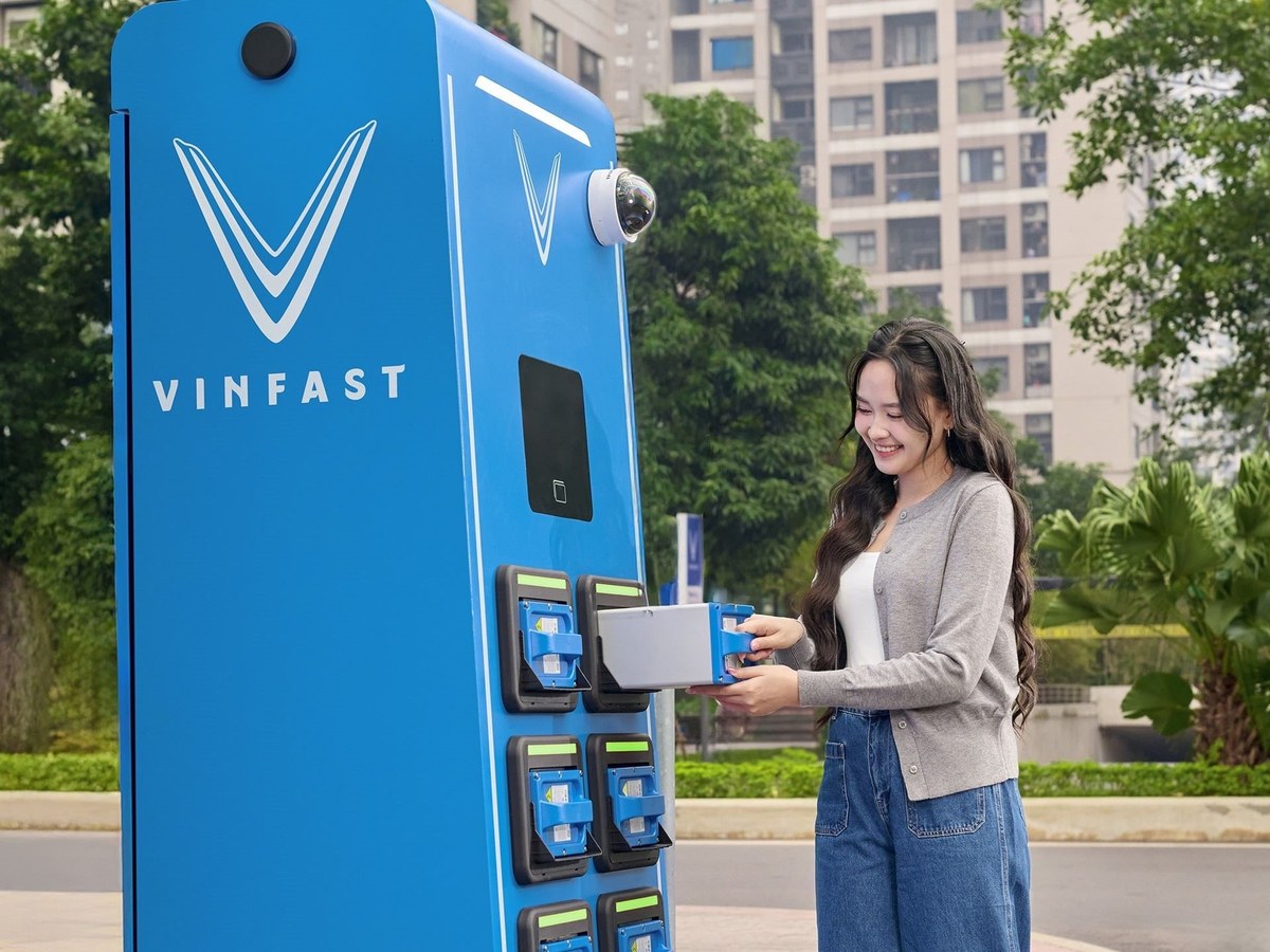 Người dùng trải nghiệm sự tiện lợi của hệ thống tủ đổi pin xe máy điện VinFast