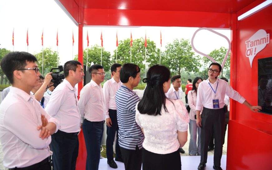 Đại diện Viettel giới thiệu mô hình chuyển đổi số với ba trụ cột cho Hà Nội tại sự kiện