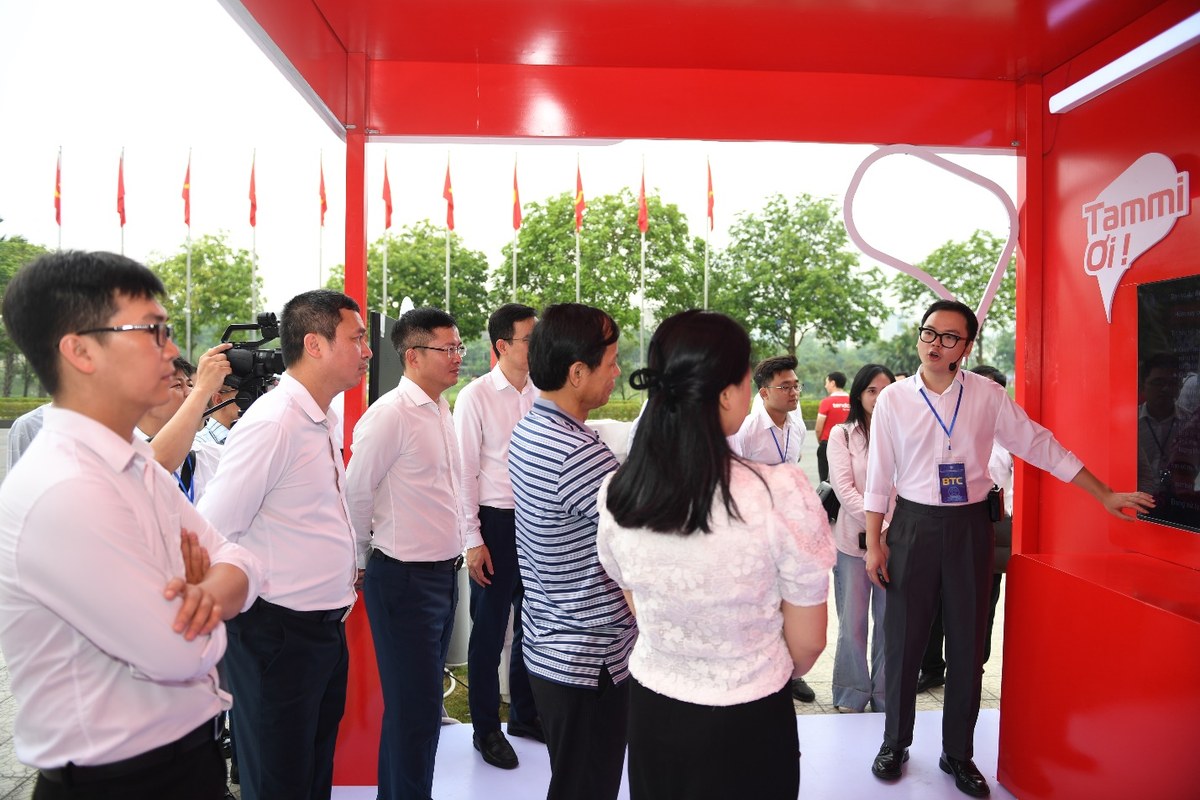 Đại diện Viettel giới thiệu ba trụ cột số cho Hà Nội thành công tại sự kiện