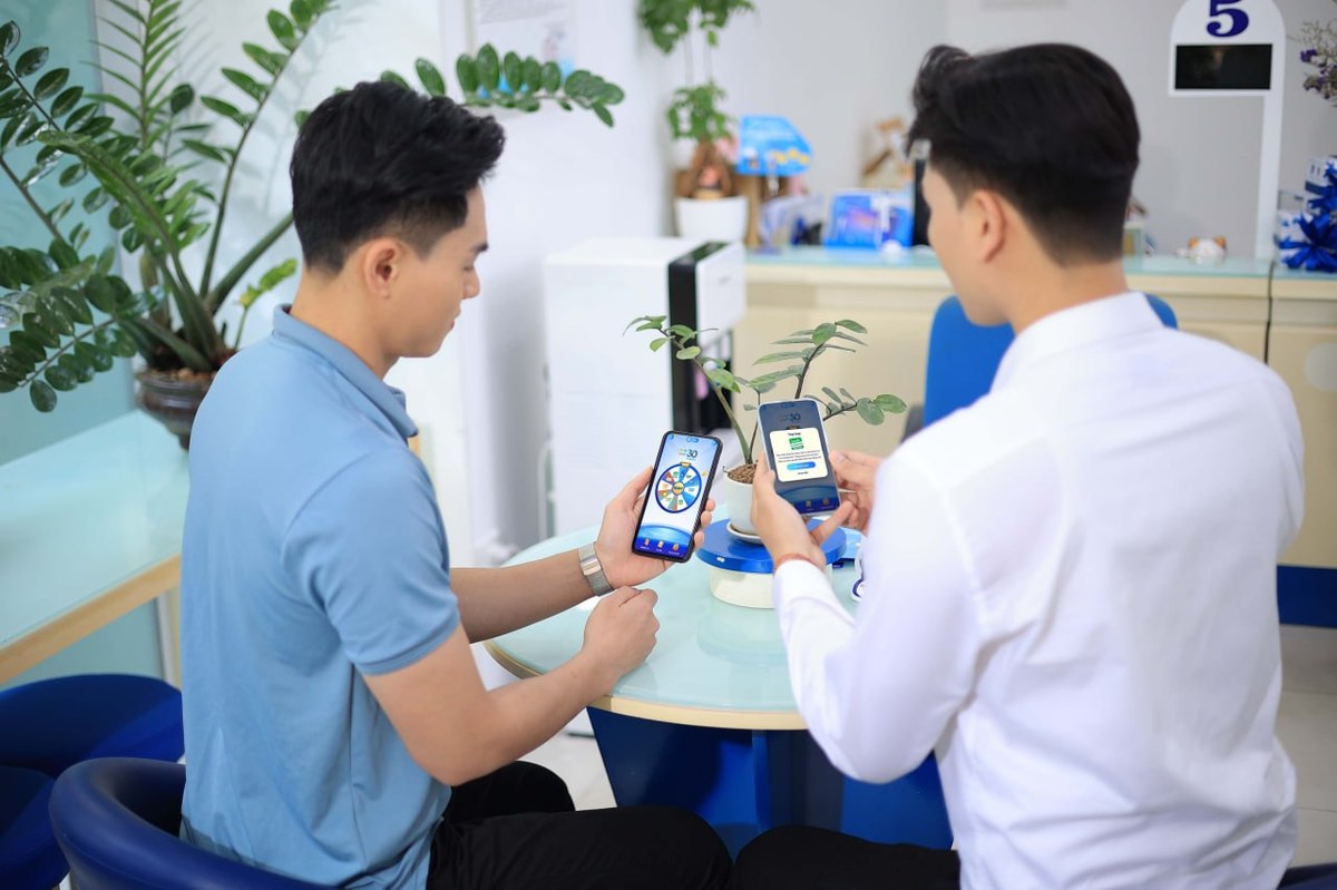 Khách hàng hào hứng với chương trình Vòng quay tri ân 30 năm trên ứng dụng My VN