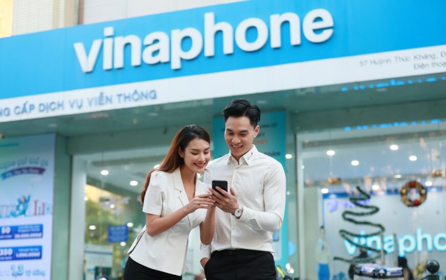 Khách hàng hào hứng với chuỗi chương trình kỷ niệm 30 năm thương hiệu VinaPhone