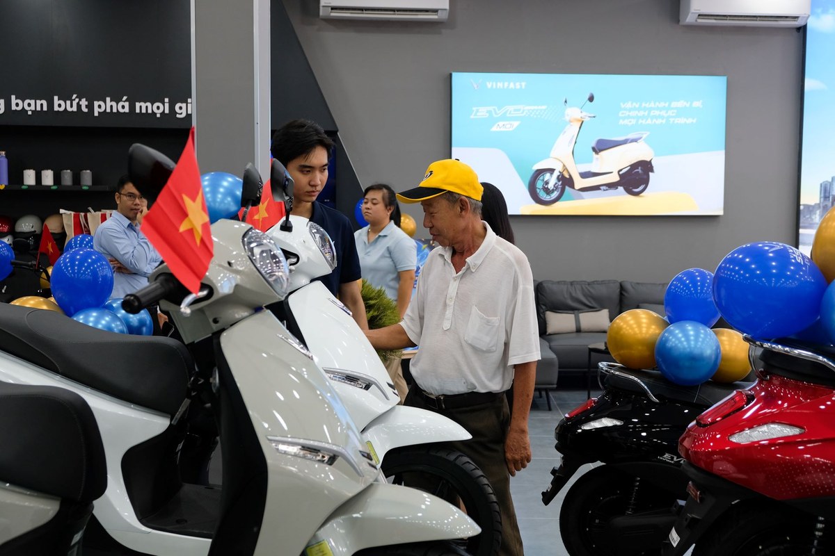 Khách hàng tham quan và tìm hiểu các mẫu xe máy điện VinFast tại đại lý mới mở