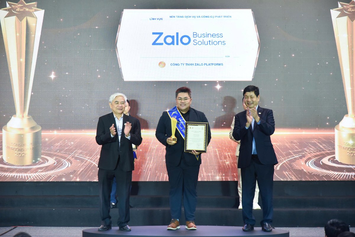 Đại diện Zalo Business Solutions mặc đen nhận cúp vàng, bằng khen Sao Khuê 2026 trên sân khấu.