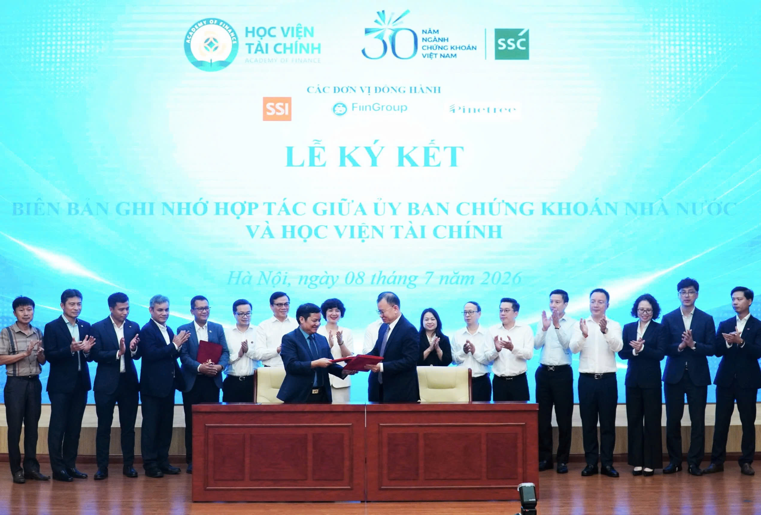 Phát triển nguồn nhân lực chất lượng cao: UBCKNN ký kết hợp tác chiến lược với các trường đại học lớn