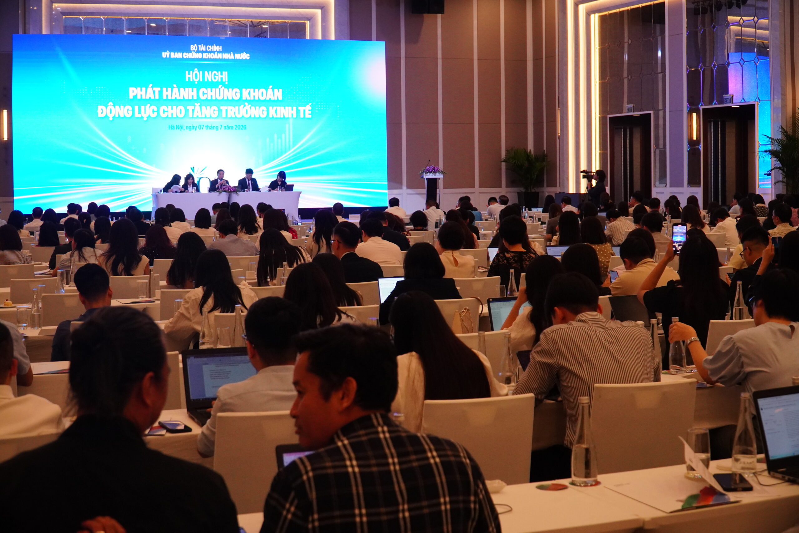 Khơi thông nguồn vốn trung – dài hạn: Thị trường chứng khoán hướng tới bệ phóng tăng trưởng hai con số