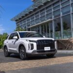 Hyundai Palisade với thiết kế hiện đại xuất hiện trước tòa nhà văn phòng
