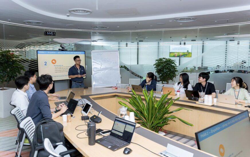 Đội ngũ tham gia Viettel AI Race 2026 cùng nhau làm việc và thảo luận về các bài toán công nghệ