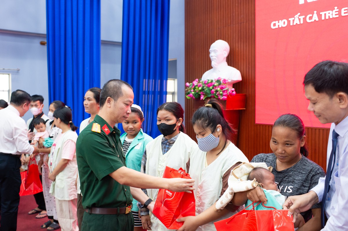 VIETTEL trao quà hỗ trợ cho trẻ em tại Khánh Hòa