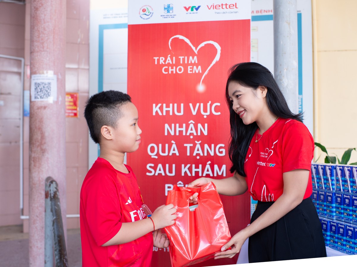 Đại diện Viettel trao quà cho trẻ nhỏ sau chương trình khám tim miễn phí tại Khá