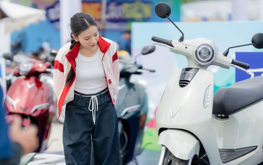 Khách hàng tham quan và trải nghiệm xe máy điện VinFast mới tại sự kiện tri ân
