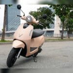 Xe máy điện di chuyển trong dòng giao thông buổi sáng tại một đại lộ ở TP.HCM, thể hiện xe điện đã trở thành phương tiện đi lại đô thị phổ biến. (Ảnh minh họa)