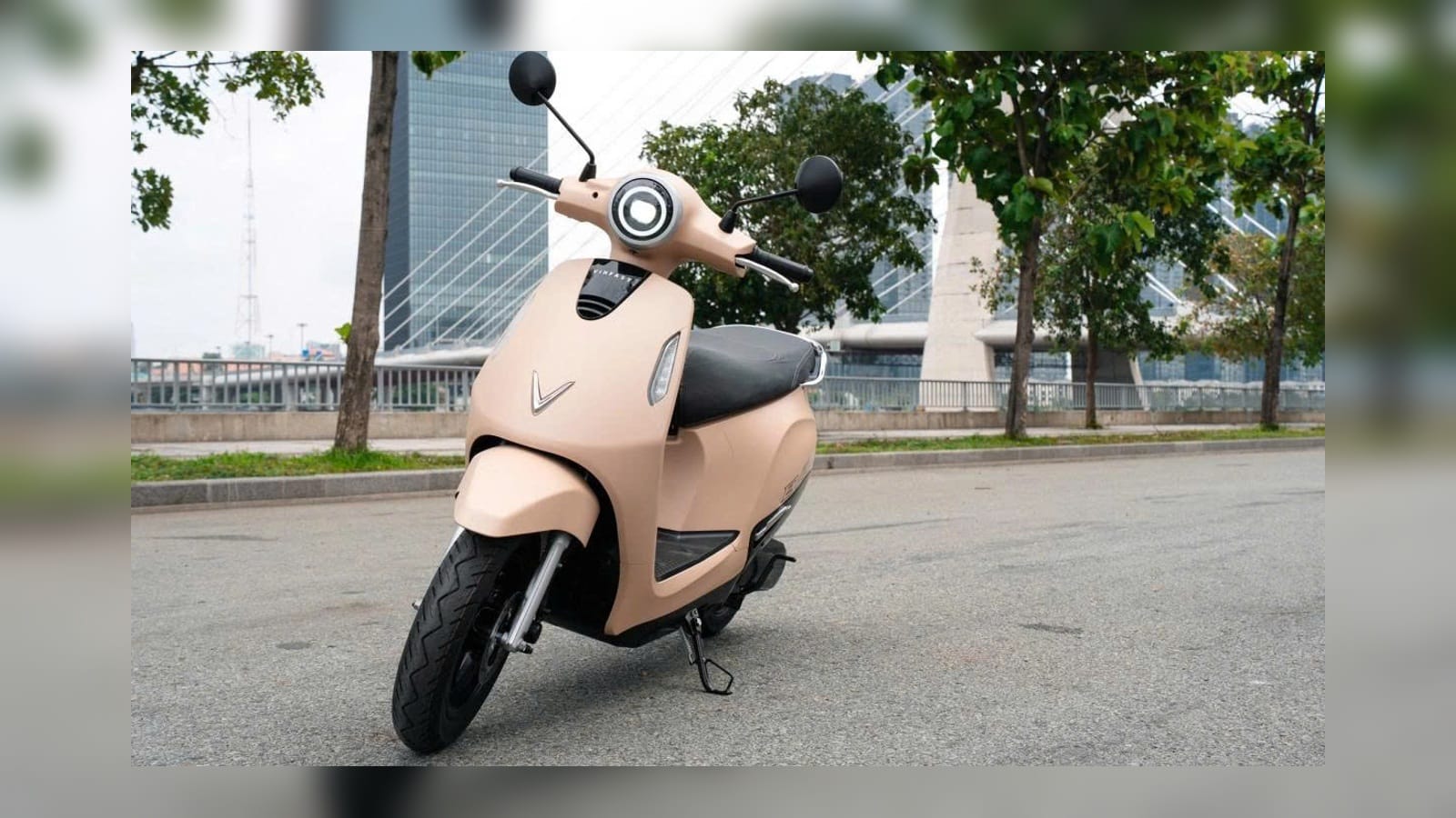 Xe máy điện di chuyển trong dòng giao thông buổi sáng tại một đại lộ ở TP.HCM, thể hiện xe điện đã trở thành phương tiện đi lại đô thị phổ biến. (Ảnh minh họa)