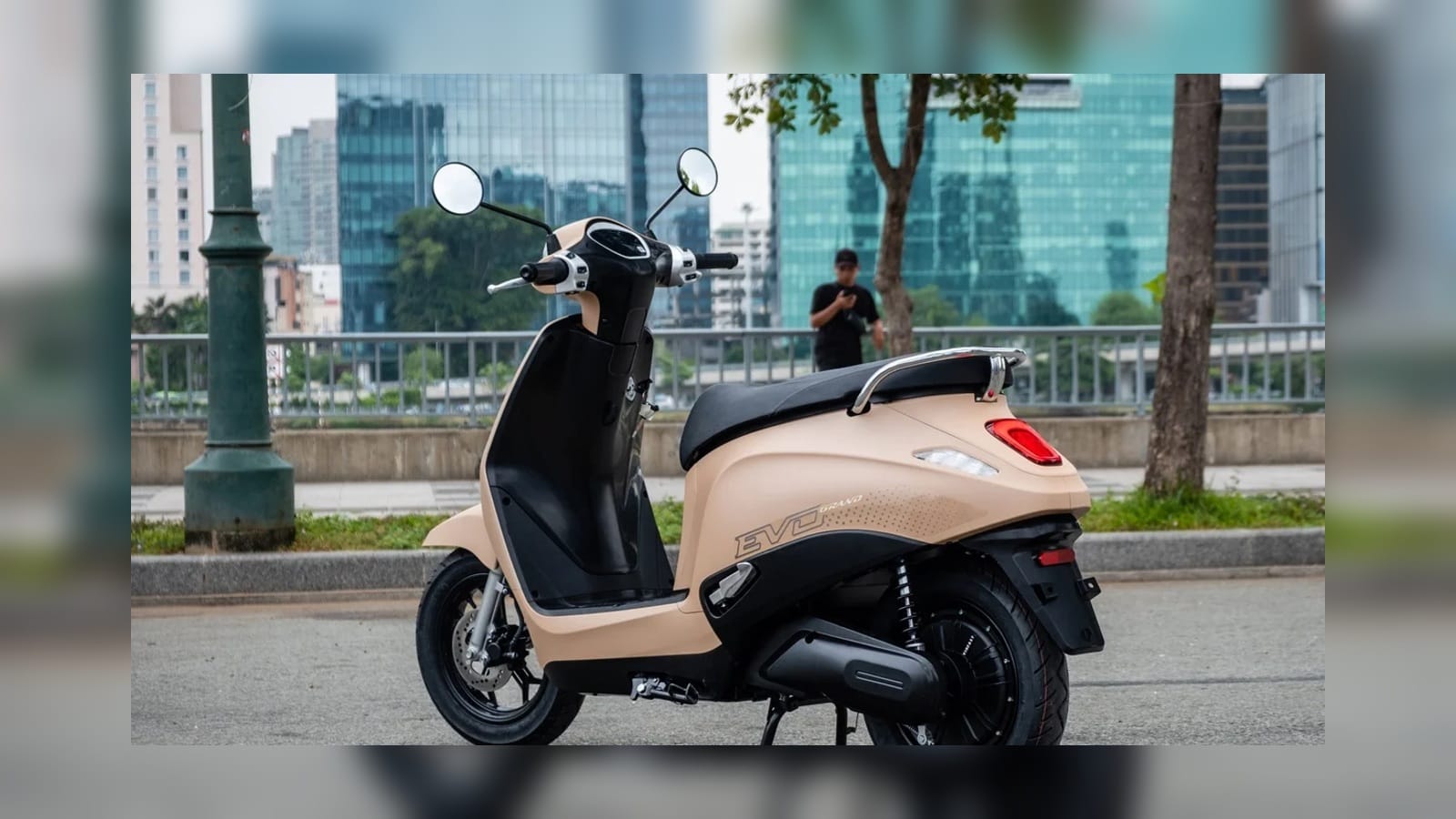 Một mẫu xe máy điện kiểu dáng phổ thông dừng trước cửa hàng tiện lợi trong khu dân cư, gợi bối cảnh đi làm và sinh hoạt hàng ngày. (Ảnh minh họa)