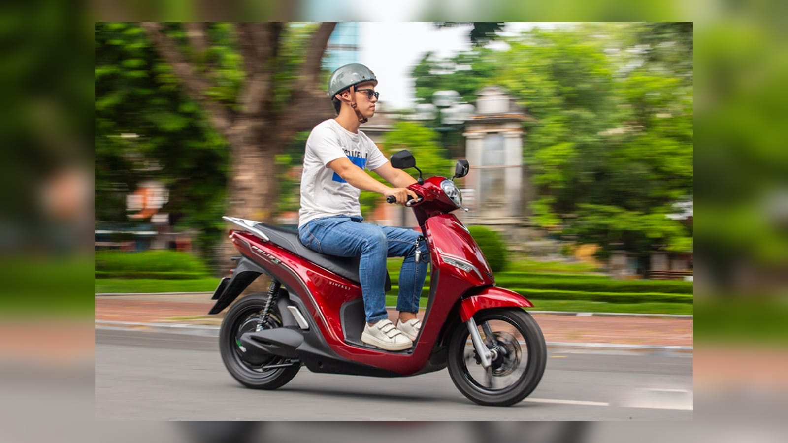 Nhiều xe máy điện đỗ tại bãi xe của tòa nhà văn phòng, nhấn mạnh tỷ trọng xe điện ngày càng lớn trong nhu cầu đi lại đô thị. (Ảnh minh họa)