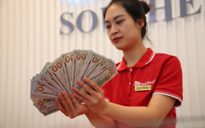 Đồng USD giảm mạnh, chứng khoán toàn cầu lập đỉnh sau báo cáo việc làm gây sốc của Mỹ