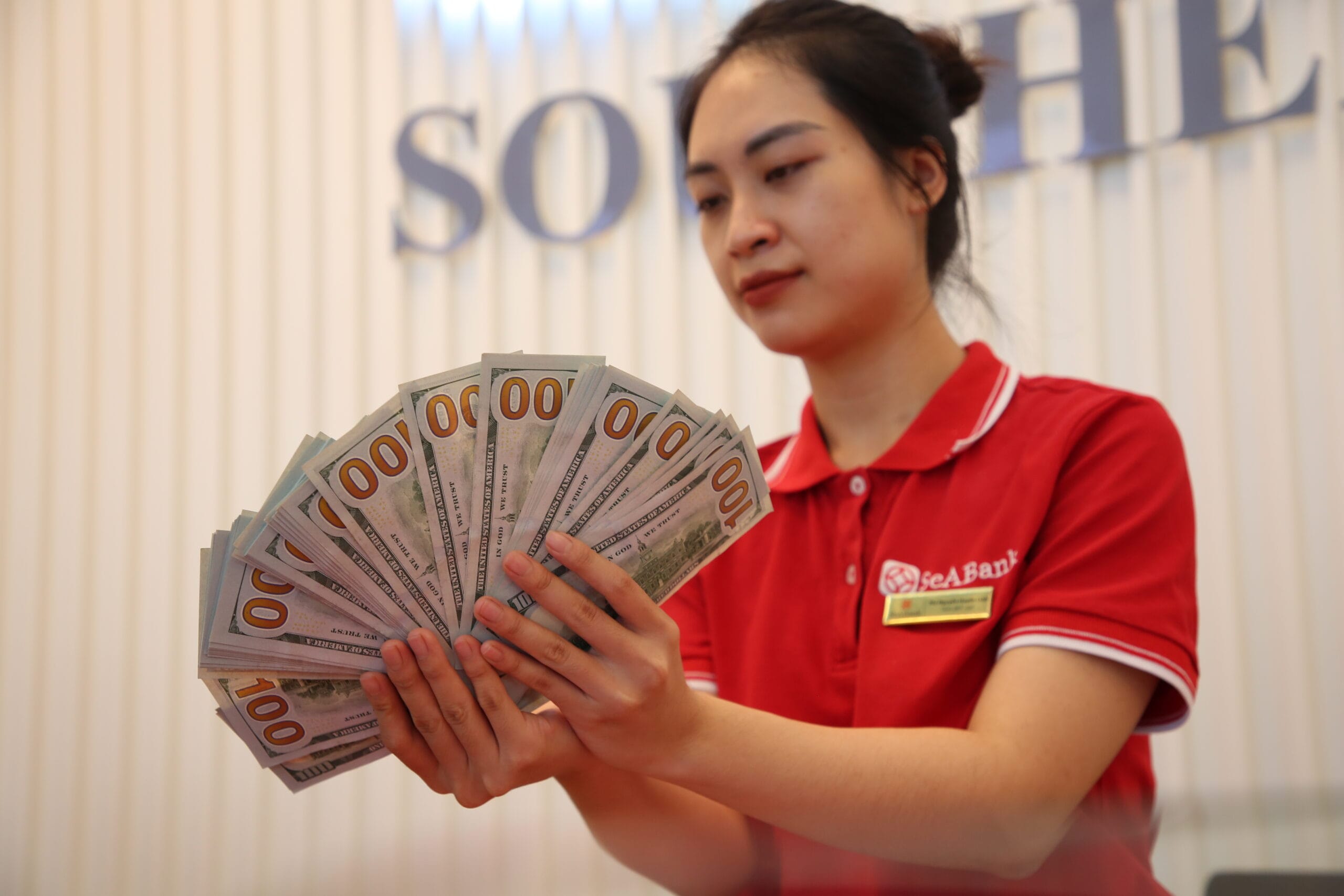 Đồng USD giảm mạnh, chứng khoán toàn cầu lập đỉnh sau báo cáo việc làm gây sốc của Mỹ