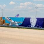 Bức tường rực rỡ tại sân bay vinh danh nhà sáng lập FedEx và những đóng góp của ông