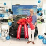 Ông Nakashima Tomohiro trao xe Toyota Camry cho khách hàng may mắn