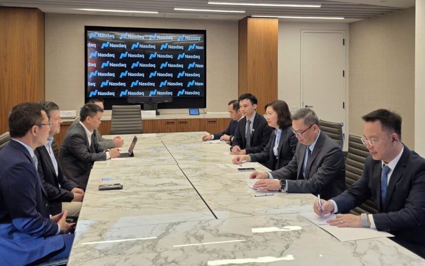 Chủ tịch UBCKNN Vũ Thị Chân Phương làm việc với Phó Chủ tịch Nasdaq tại New York