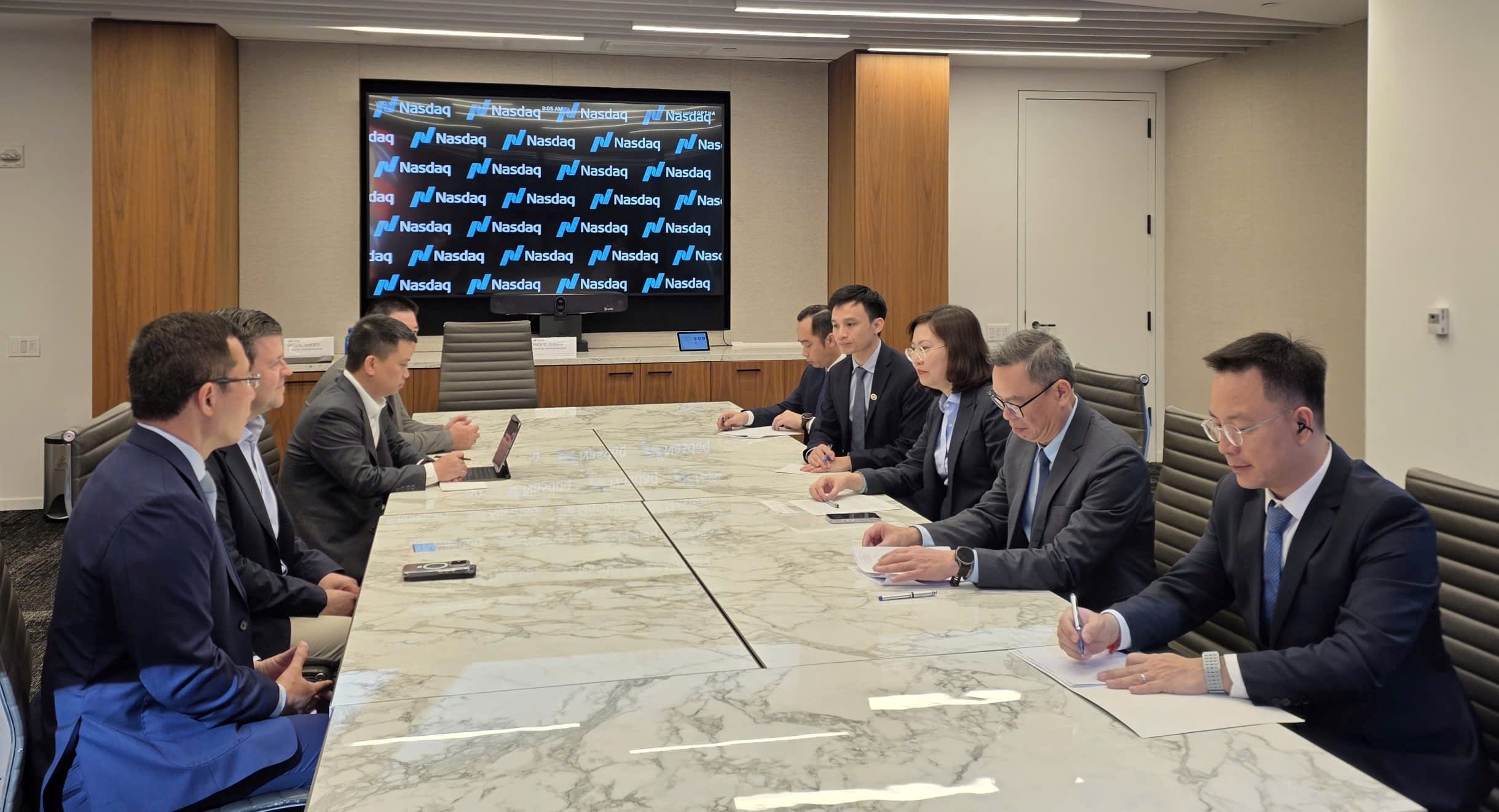 Chủ tịch UBCKNN Vũ Thị Chân Phương làm việc với Phó Chủ tịch Nasdaq tại New York
