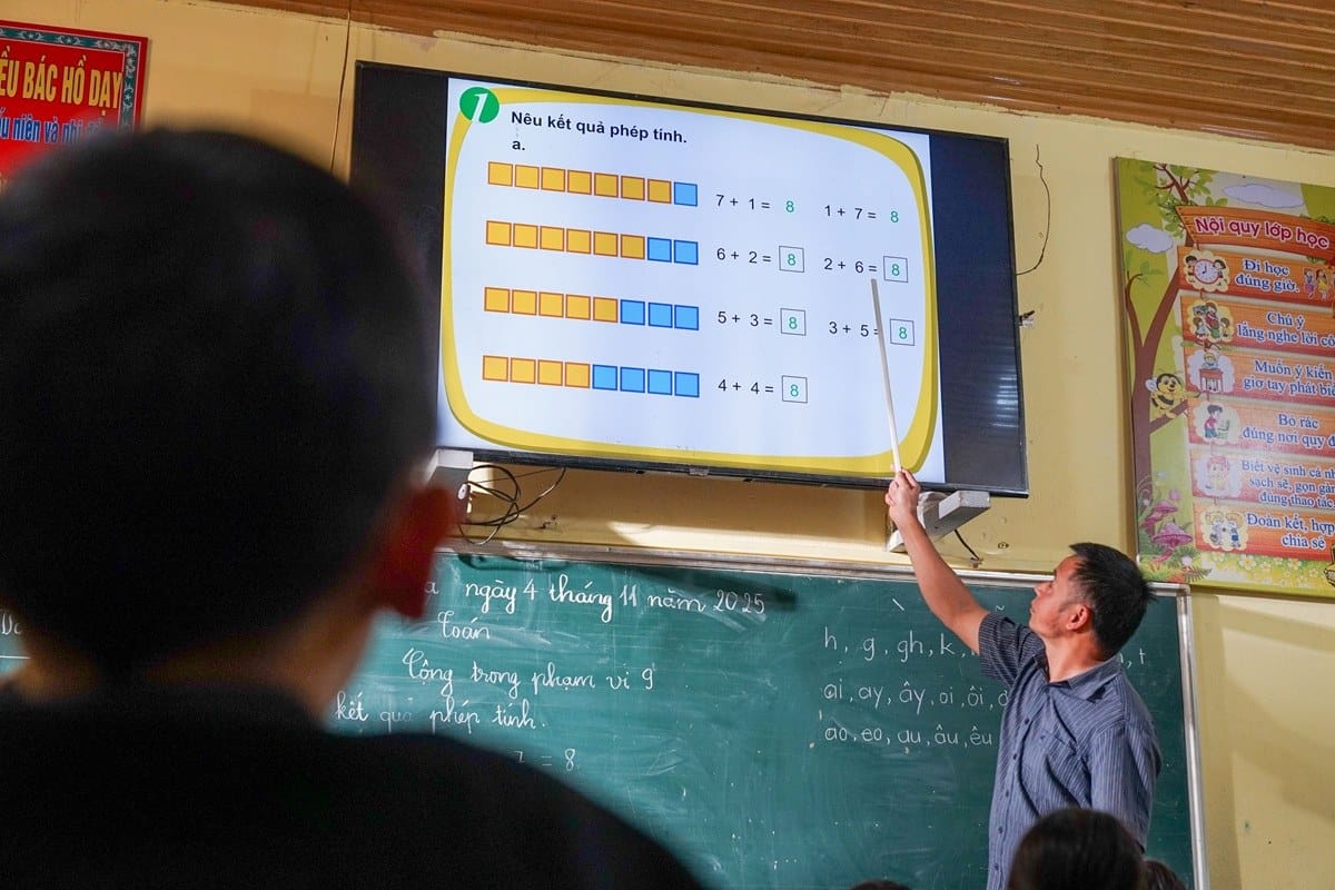 Thầy giáo sử dụng màn hình tương tác để giảng dạy phép cộng