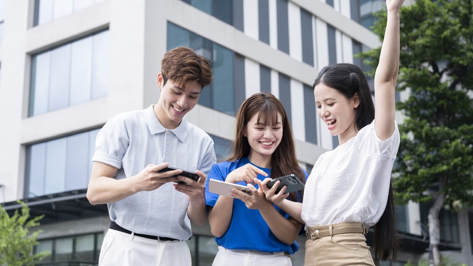 Nhóm bạn trẻ sử dụng điện thoại trong khuôn viên trường — Ảnh: VNPT VinaPhone