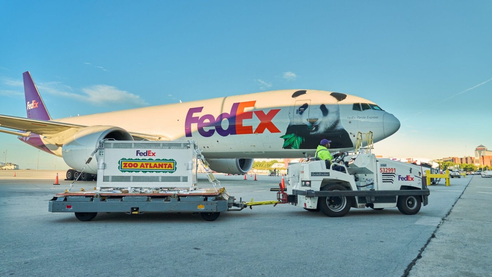 Chuyên cơ FedEx Panda Express cùng lồng vận chuyển dành cho gấu trúc tại sân bay — Ảnh: FedEx