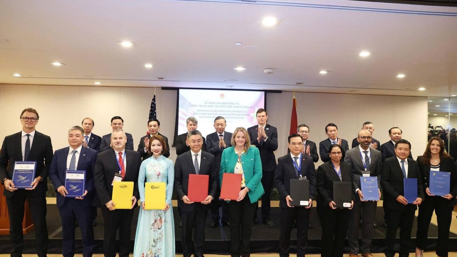 Đại diện các đơn vị tại lễ trao các hợp đồng và thỏa thuận hợp tác ở New York — Ảnh: VNPT