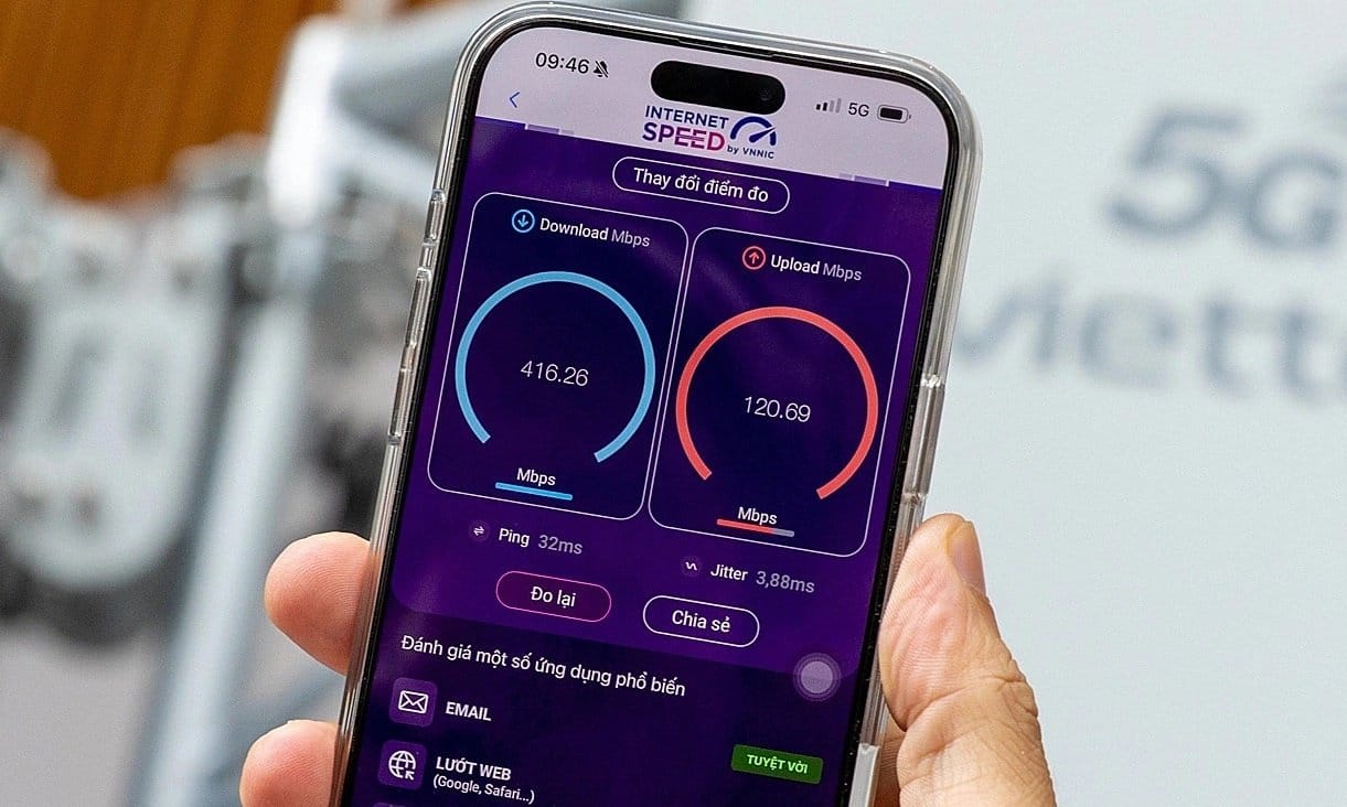 Người dùng kiểm tra tốc độ Internet trên điện thoại khi sử dụng mạng di động. Ảnh: Viettel
