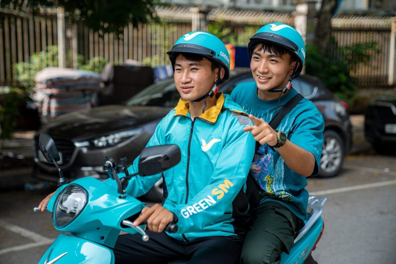 Tài xế Green SM sử dụng xe máy điện trong hoạt động vận doanh. Ảnh: Vingroup