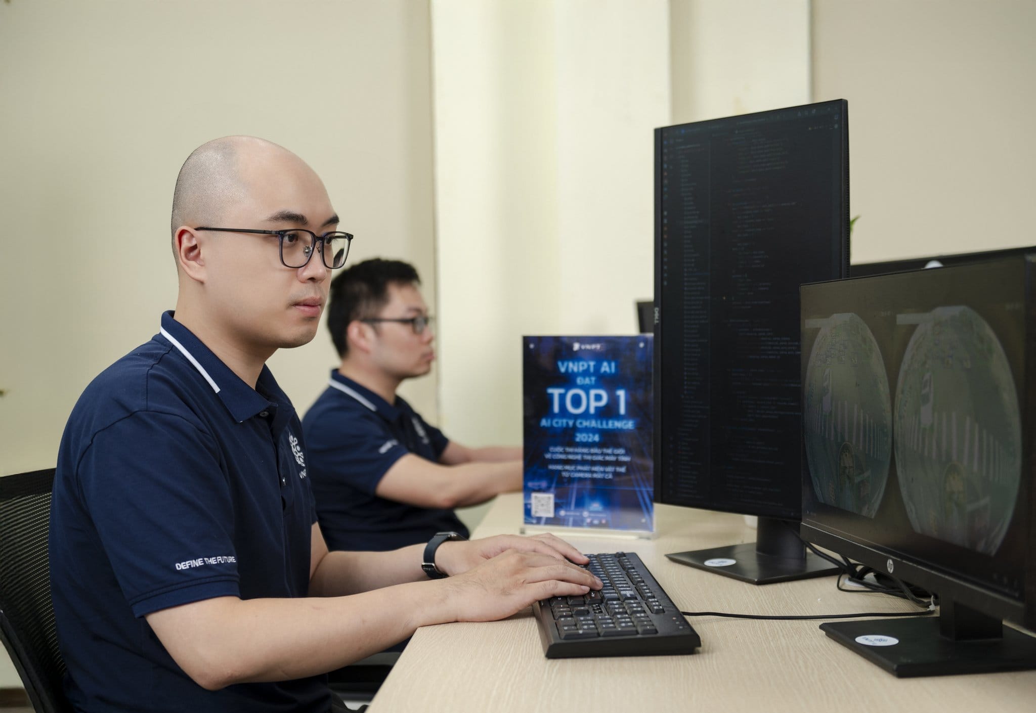 Nhân sự VNPT AI trong môi trường nghiên cứu, phát triển công nghệ lõi phục vụ các bài toán AI thực tế.