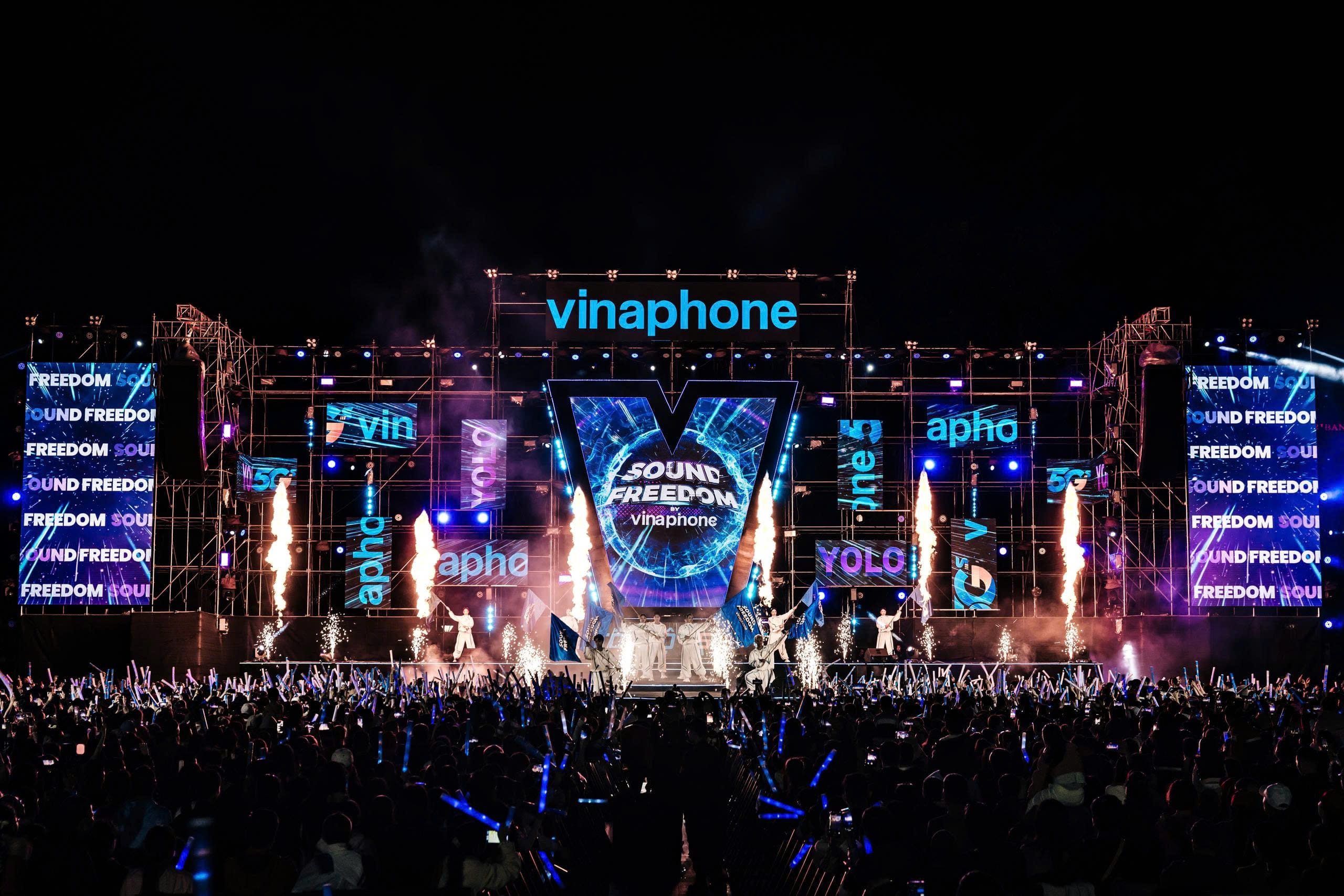 Sân khấu Sound Freedom by VinaPhone nổi bật với hệ thống ánh sáng, màn hình trình diễn và đông đảo khán giả.