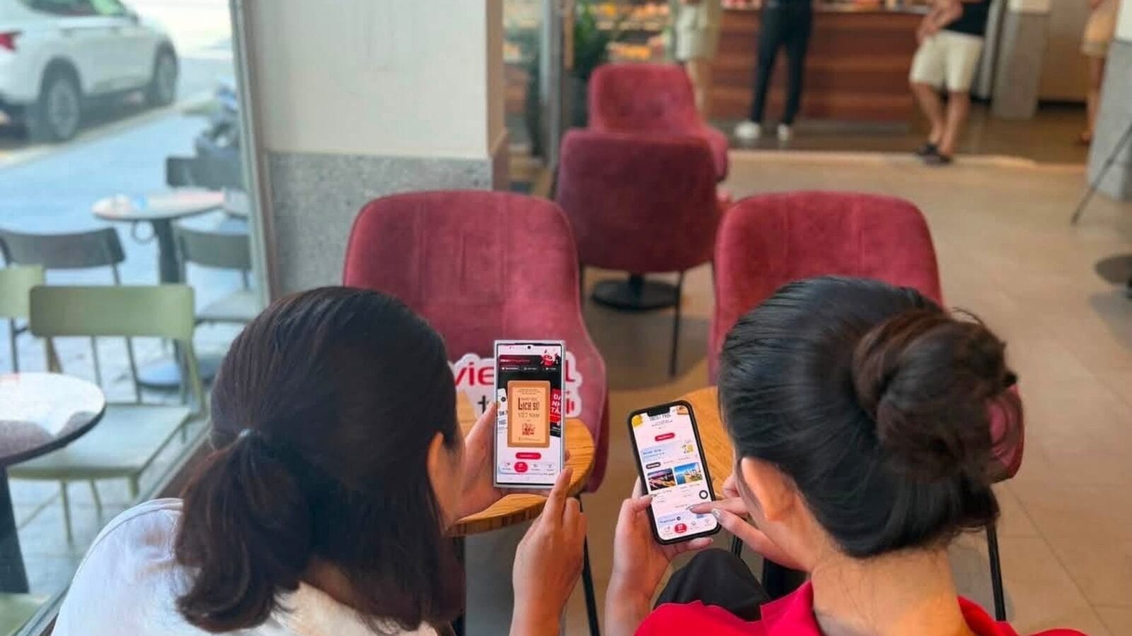Người dùng thao tác trên Viettel Tammi bằng điện thoại — Ảnh: Viettel Telecom