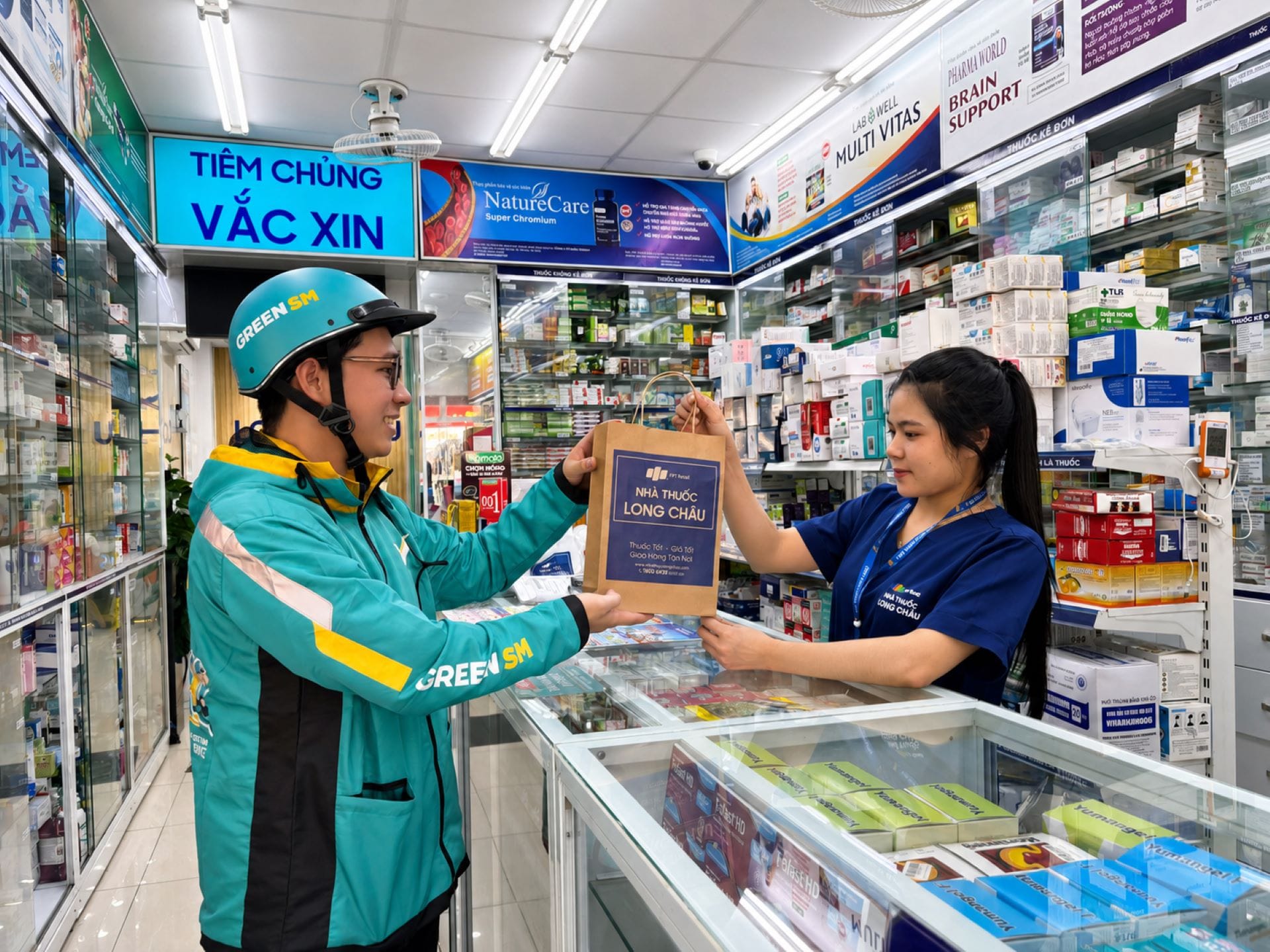 Bác Tài Xanh Green SM nhận bàn giao đơn hàng tại Nhà thuốc Long Châu trước khi giao đến khách hàng.