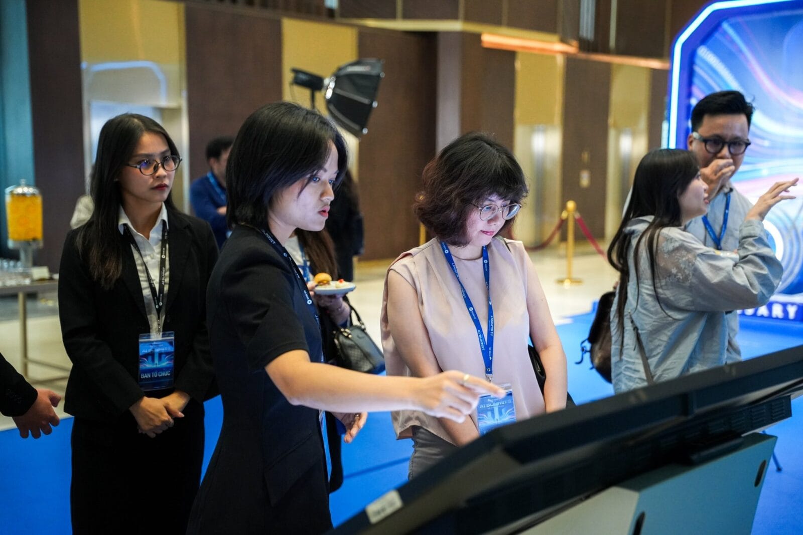 Khách tham dự trải nghiệm giải pháp tại khu trưng bày của Enterprise AI Summit 2026 — Ảnh: Base.vn
