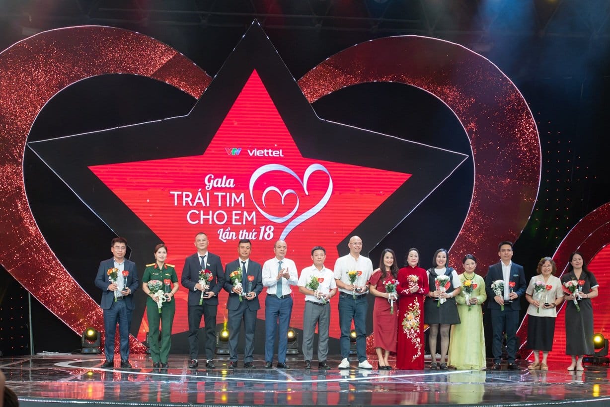 Doanh nghiệp, tổ chức và cá nhân trong và ngoài nước đồng hành cùng chương trình Trái tim cho em trong hành trình 18 năm — Ảnh: Viettel